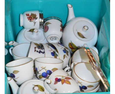 A quantity of Royal Worcester Evesham oven to table ware.