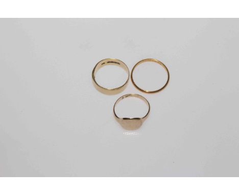 18 carat gold gents ring with diamond, 22 carat gold and 9 carat gold rings (3).