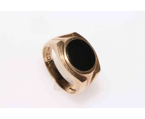 Gents 9 carat gold ring set with black quartz oval.