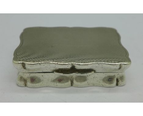 A silver snuff box, Birmingham 1939