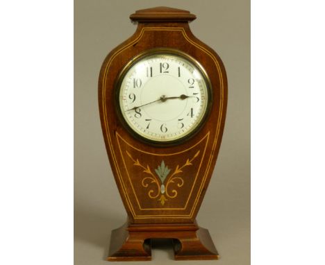 AN EDWARD VII MAHOGANY AND INLAID MANTEL CLOCK, the white enamel dial having black Arabic numerals, the vase shaped case inla