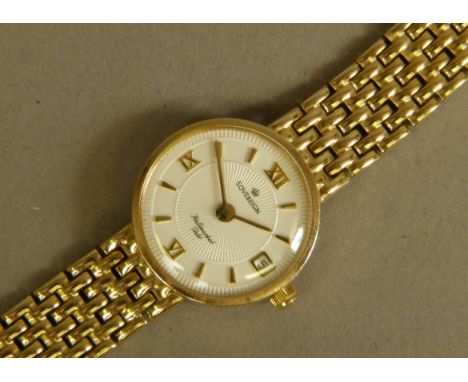 A SOVEREIGN LADY'S DATE WRISTWATCH, in 9ct gold case, on an integral bracelet, quartz movement, white engine turned dial, Rom