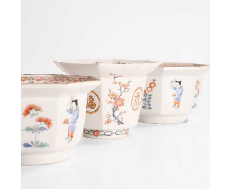 A pair of Japanese Kakiemon-type bowls, Edo period (1603-1868), of octagonal form, each side painted with a boy playing with 