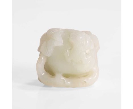 A Chinese jade carving, late Qing dynasty, with a frog hovering on a pomegranate, 4.5cm long清晚期 玉雕多子多福把件Condition ReportMinut