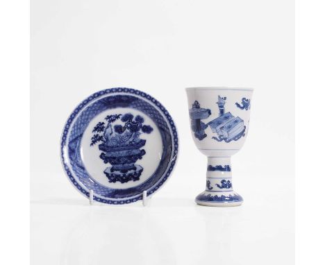 A Chinese blue and white saucer, Kangxi (1662-1722), the rounded sides rising from a circular foot to a flared rim, the centr