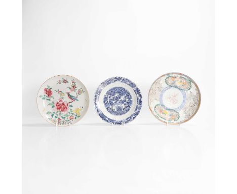 A collection of three Chinese plates, comprising:a blue and white dish, Wanli (1573-1620), of lobed form, painted with deer u