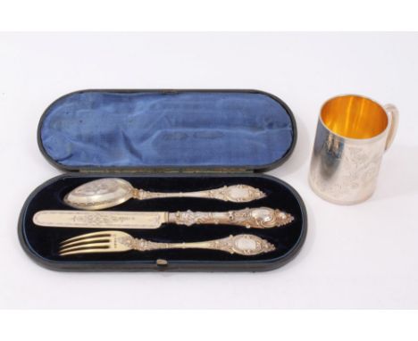 Edwardian silver Christening cup (Birmingham 1905) of cylindrical form with gilt interior and vacant cartouche, 8cm high, tog