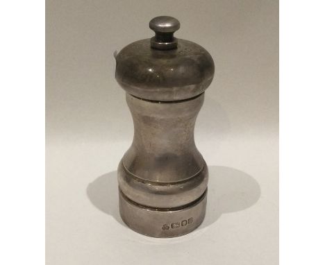 A 20th Century silver pepper grinder of typical form. London. Approx. 146 grams. Est. £50 - £80.