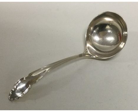An Edwardian silver sauce ladle with shaped handle. Sheffield. By Pringle. Approx. 28 grams. Est. £25 - £35. 