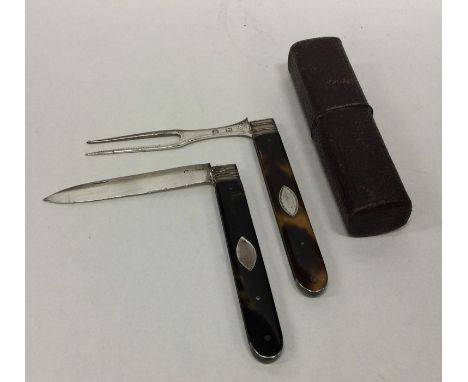 A rare Georgian silver and tortoiseshell travelling knife and fork set contained within a travelling case. Approx. 32 grams. 