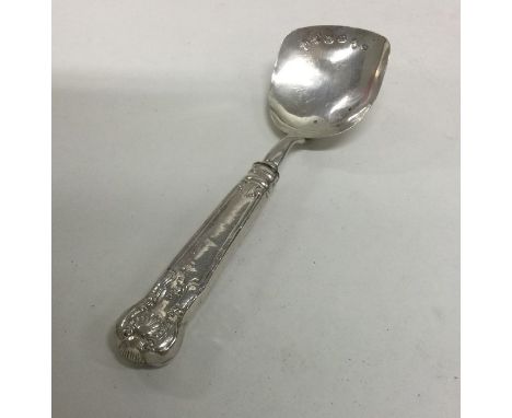 A Victorian silver caddy scoop. Birmingham. By IT. Approx. 22 grams. Est. £20 - £30.