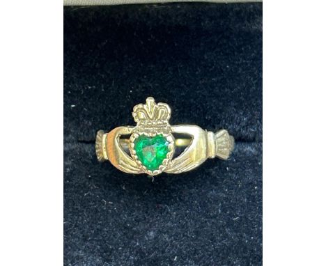 9ct Gold claddagh ring set with green stone Size O 2.1g