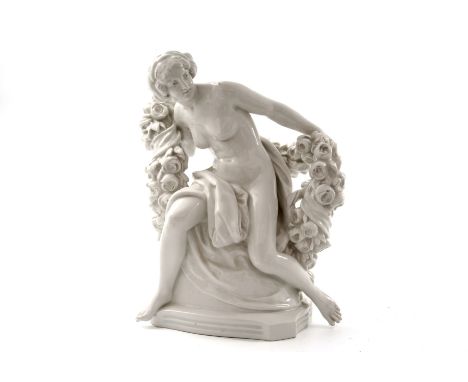 Flora, Paul Schley, KPM Berlin 1910Porzellan weiß. Auf rechteckigem geschweiftem Sockel mit Profilrand wird auf einem Podest 