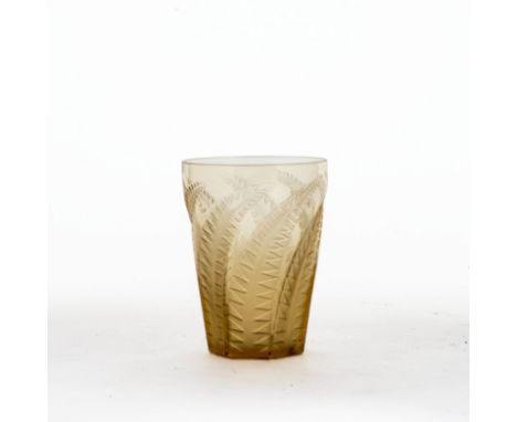 Lalique Becher "Hesperides II"  1937 -1947Glas bernsteinfarbig, modelgeformt. Konischer Korpus mit schrägen Zügen und reliefi