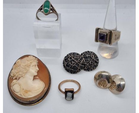 Bag of jewellery to include: cameo brooch, silver modernist design earrings and rings and a yellow metal cameo ring.   (B.P. 