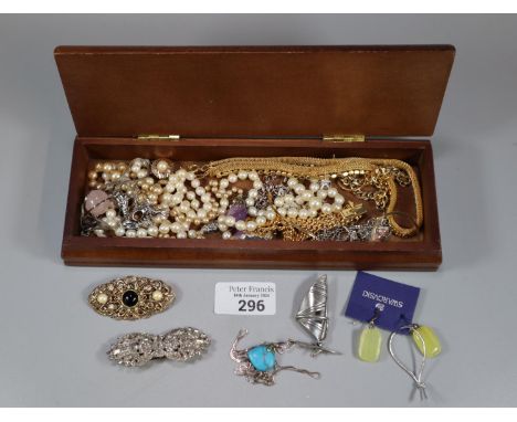 Wooden box of assorted jewellery to include: 22ct gold wedding band (1.2g approx), 9ct gold bracelet (0.9g approx), novelty b