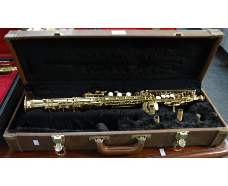 Arbiter Pro sound clarinet in original case, with Rico reeds. (B.P. 21% + VAT)  Wear, rust and scratches, no dents noted.