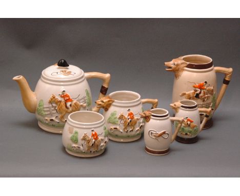 3 piece hunting tea service, marked to the bottom "England", teapot, milk jug, sugar basin, teapot height 15 cm, and 3 jugs. 