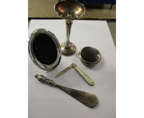 BOX CONTAINING A SILVER SPILL VASE (A/F), EASEL BACK MIRROR, FRUIT KNIFE, SHOE HORN ETC