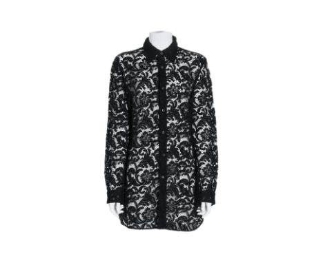 A PRADA BLACK LONGSLEEVE LACE SHIRT
Featuring a classic collar with button closure at the front.
From 2008, Fall/Winter colle