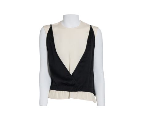 A CELINE LAYERED SLEEVELESS TOP BY PHOEBE PHILO
Featuring a contrasting cream underlayer with a deep V-neck black overlay.
Fr