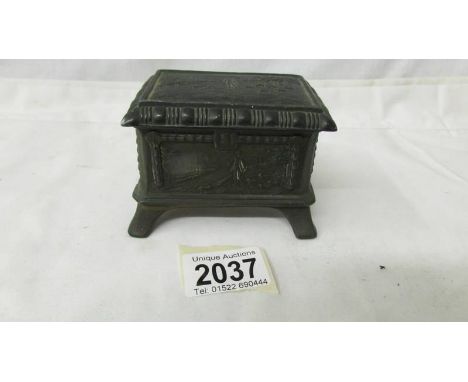 A good small spelter trinket box, in good condition.