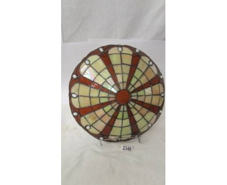 A Tiffany style uplighter lamp shade complete with chains, 35 cm diameter.