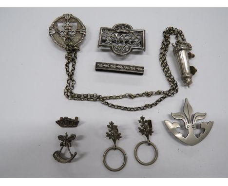 Robin Hood Rifles Shoulder Strap Mountsconsisting silvered coat of arms of Nottingham with double, white metal chain leading 
