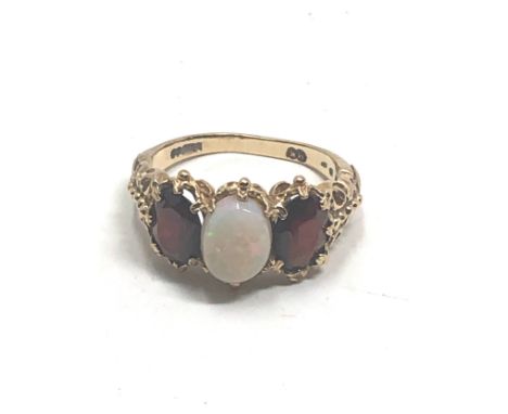 9ct gold opal &amp; garnet ring (3.5g)