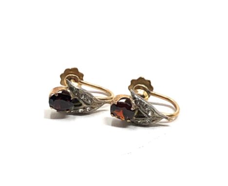 18ct gold garnet &amp; clear stone screw back earrings (3.3g)