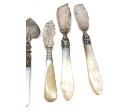 Collection of antique silver blade &amp; mother of pearl handle butter knives etc 