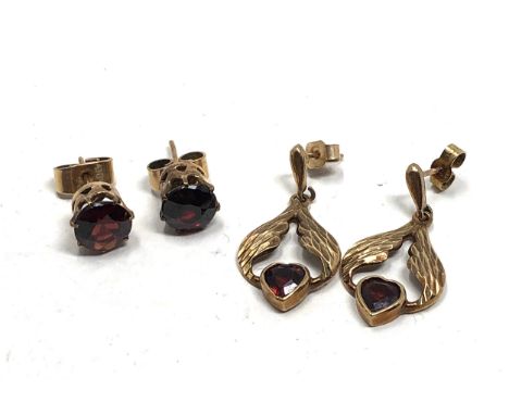 2 x 9ct gold garnet stud &amp; drop earrings  (4.1g)