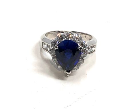 14ct white gold synthetic sapphire &amp; clear stone halo ring (5.6g)