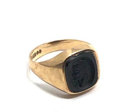 9ct gold onyx intaglio signet ring (4.2g)