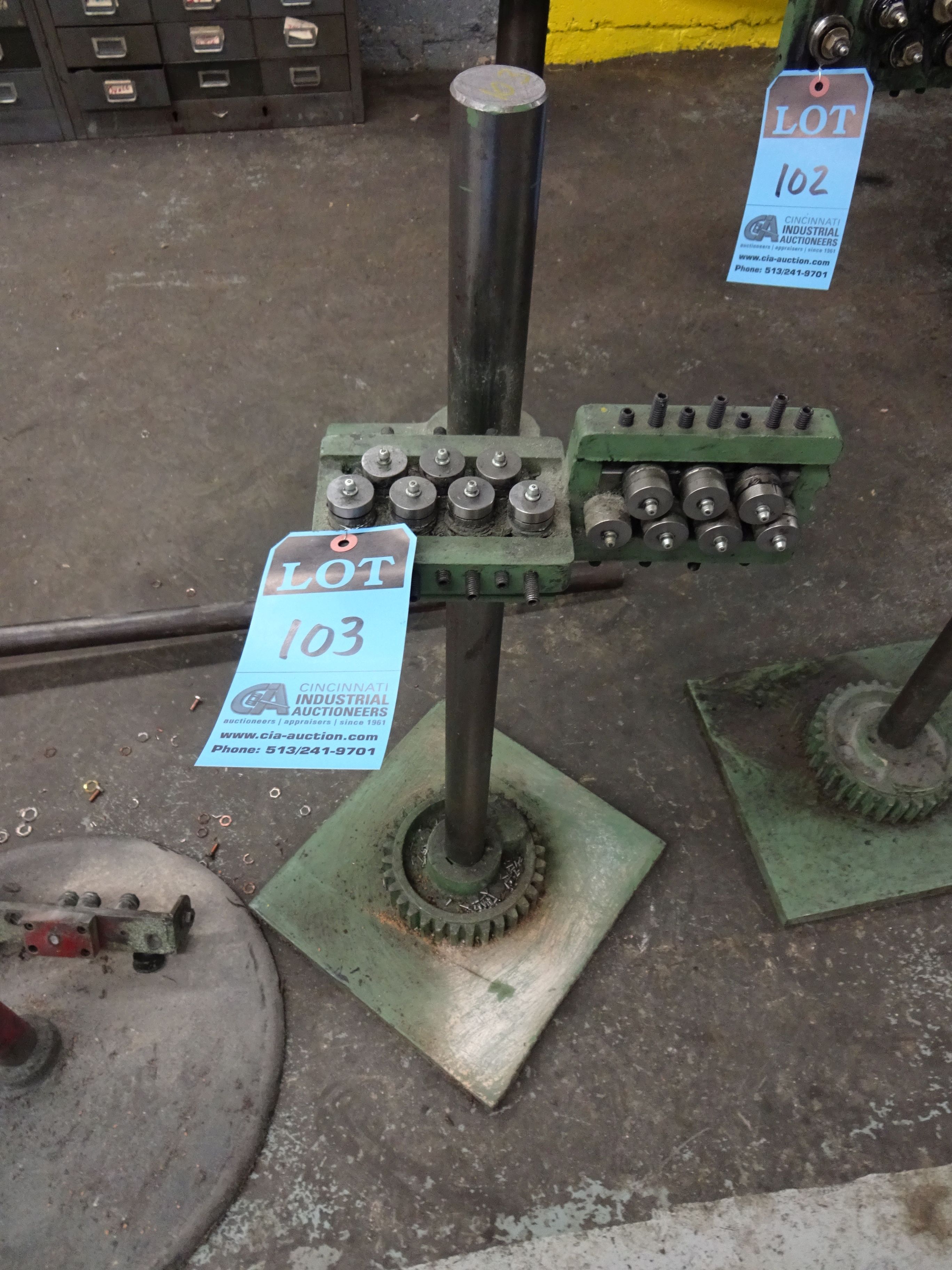 POST TYPE PULL THROUGH WIRE STRAIGHTENER