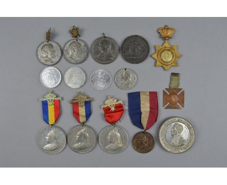 A NUMBER OF COMMEMORATIVE MEDALLIONS, Monarchs etc, to include Victoria Regina 1837-97, Duke of Wellington, Victoria brooch, 
