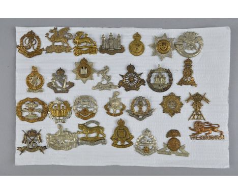 A SMALL CARD WITH A NUMBER OF BRITISH MILITARY CAP BADGES/DEVICES, all are WWI/II era and later, 28 in total, including Kings