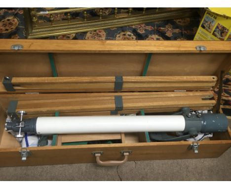 A cased Japanese telescope, the model is Greenkat 604 60mm serial number 140831. With this comes three lenses: 0.6mm, 0.9mm a