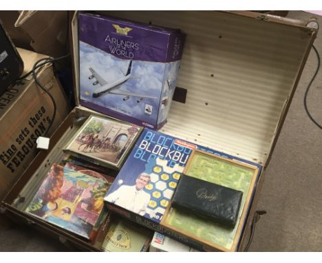 A trunk containing vintage games and puzzles (a lot) - NO RESERVE