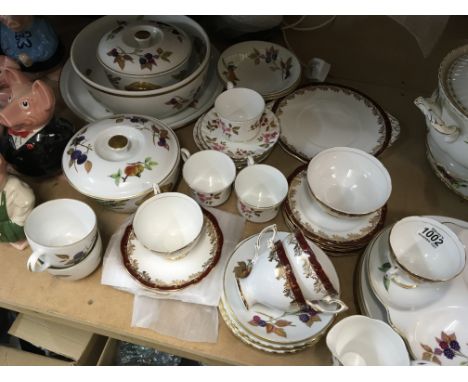 A collection of Royal Worcester Evesham porcelain diner ware, part Royal Standard tea set and part Fragance tea set (a lot)