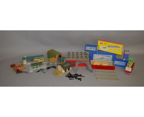 OO Gauge. 7 boxed Hornby Dublo Accessories including 5006 Engine Shed Kit, D1 Through Station, 5020 Goods Depot, D1 Footbridg