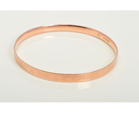 AN EARLY 20TH CENTURY 9CT ROSE GOLD SLAVE BANGLE, measuring approximately 75mm in diameter, engine turned engraving detail, h