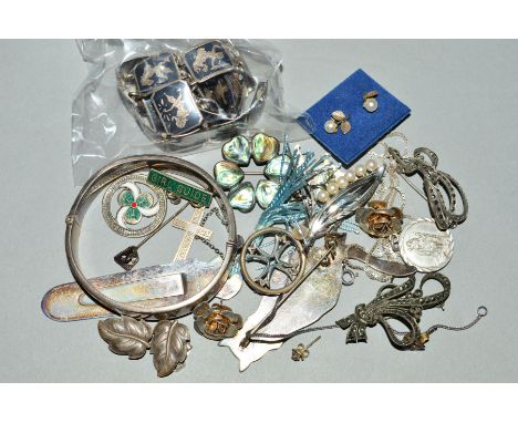 A SILVER COLLECTION OF JEWELLERY, to include a half  engraved hinged oval bangle, a bookmark, a Siam bracelet and earring set