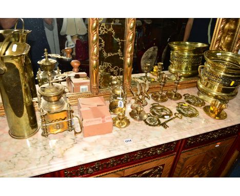 A COLLECTION OF BRASS to include a Smith lantern clock, candle sticks, urn, horse brasses, single trench art, etc (over 15)