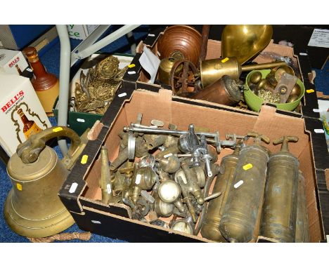 THREE BOXES OF METALWARES AND A BRASS BAR/SHIPS BELL, the boxes containing horse brasses, bar optics, door knobs, bottle jack