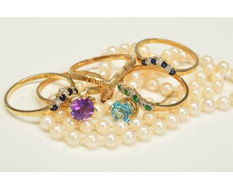 A MISCELLANEOUS COLLECTION OF JEWELLERY to include two 9ct gold wishbone rings, three sapphire, emerald and diamond wishbone 