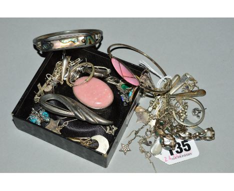 A SELECTION OF SILVER AND WHITE METAL JEWELLERY, to include a Mexican inlaid abalone shell bangle, Mexican earrings, pearl st