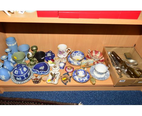 A GROUP OF CERAMICS, METALWARES, CUTLERY etc, to include Wedgwood jasperwares, various teawares, Players Navy Cut packet (uno