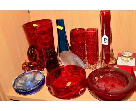 WHITEFRIARS AND WEDGWOOD GLASS to include a ruby tricorn vase, 6 inch bark vase, nailhead vase, knobbly bowl, control bubble 