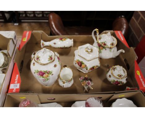 A TRAY OF ROYAL ALBERT OLD COUNTRY ROSES TO INCLUDE A TEAPOT AND OTHER SIMILAR DESIGNED PIECES